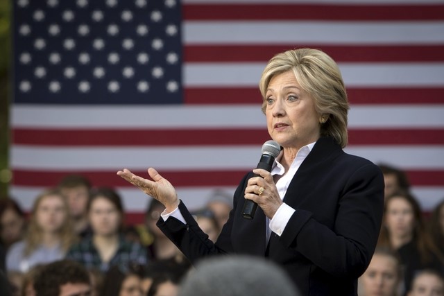 © Reuters. U.S. Democratic presidential candidate Hillary Clinton speaks during a community forum campaign event at Cornell College in Mt Vernon, Iowa