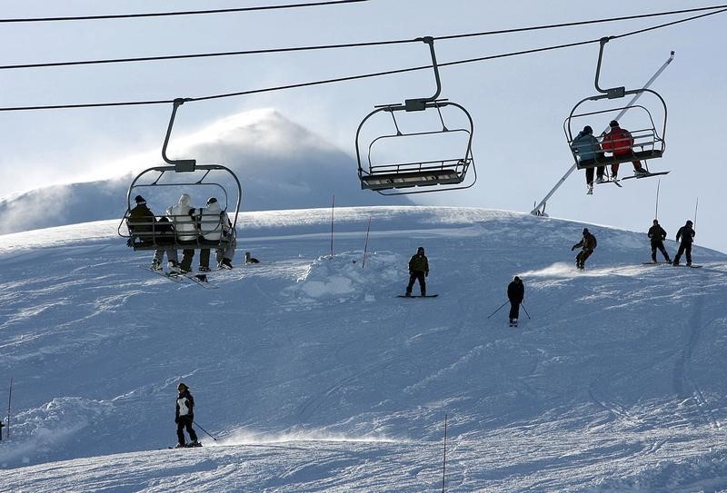 © Reuters. People spend their day at the "Valle Nevado" ski center, east of Santiago, in the Los Andes mountain range