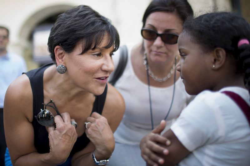 © Reuters. U.S. Commerce Secretary Pritzker talks to a child in Old Havana, Cuba