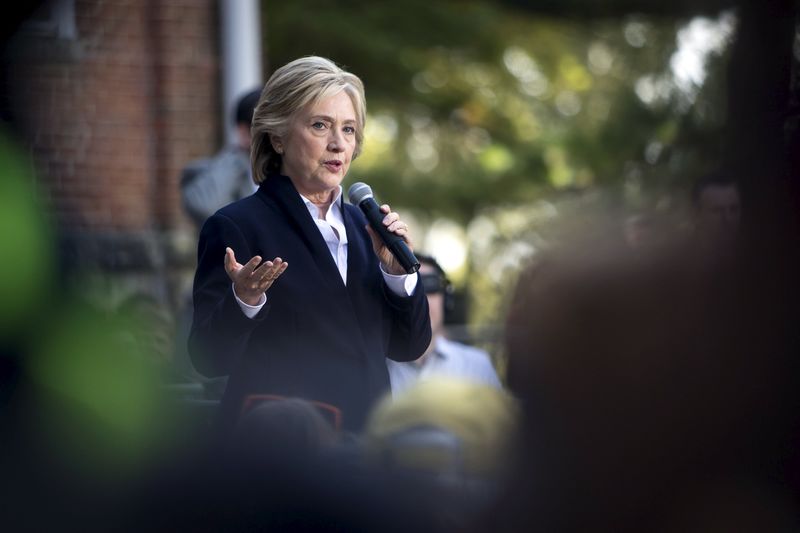 © Reuters. U.S. Democratic presidential candidate Hillary Clinton speaks during a community forum campaign event at Cornell College in Mt Vernon, Iowa