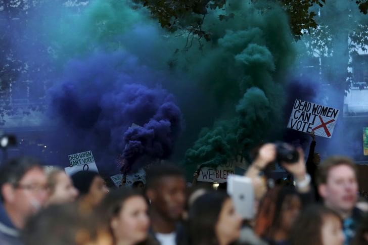 © Reuters. Manifestantes deixam tapete vermelho do filme "Suffragette" em Londres 