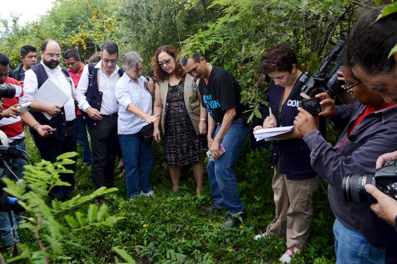 © Reuters. Officials from the Inter-American Commission on Human Rights tour an area where mass graves were found last year, in Iguala, Mexico