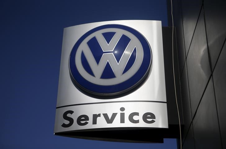 © Reuters. A logo of Volkswagen is seen at a dealership in Seoul