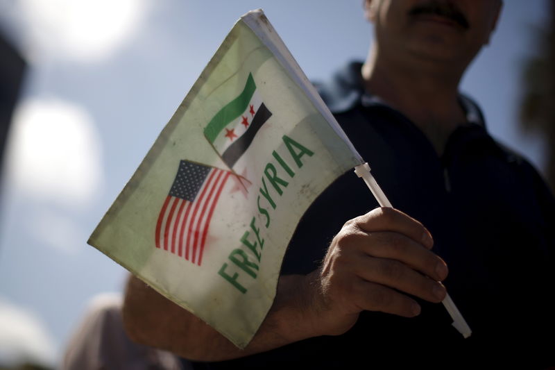 © Reuters. Syrian-Americans protest Russian intervention in Syria outside a Russian consular office in Santa Monica