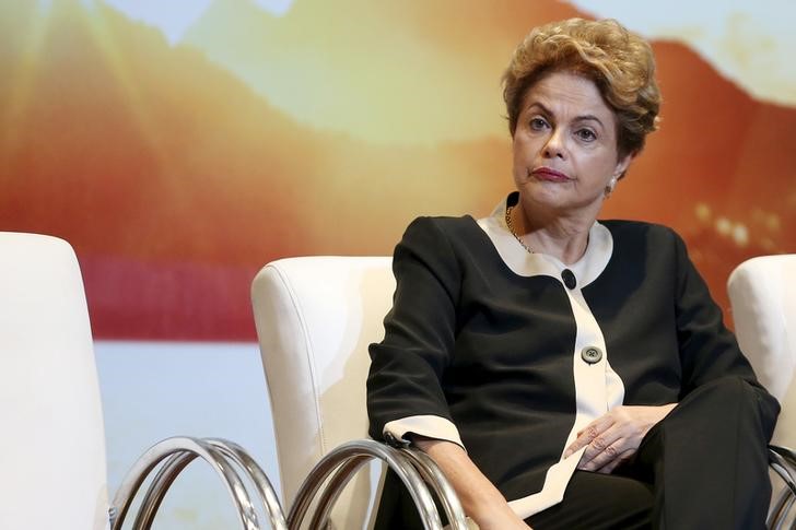 © Reuters. Rousseff pierde la batalla legal y aumenta la amenaza de un juicio político 