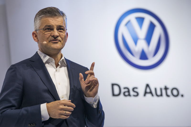 © Reuters. Michael Horn, President and CEO of Volkswagen Group of America, speaks during the 2016 Volkswagen Passat reveal in Brooklyn, New York 