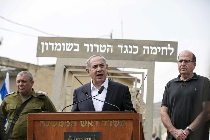 © Reuters. Israeli Prime Minister Netanyahu speaks to the media together with , Defence Minister Ya'alon and Lieutenant General Eizenkot in an army base near the West Bank city of Nablus