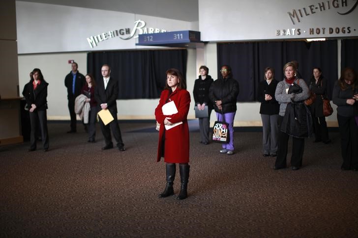© Reuters. Job seekers listen to a presentation at the Colorado Hospital Association health care career fair in Denver