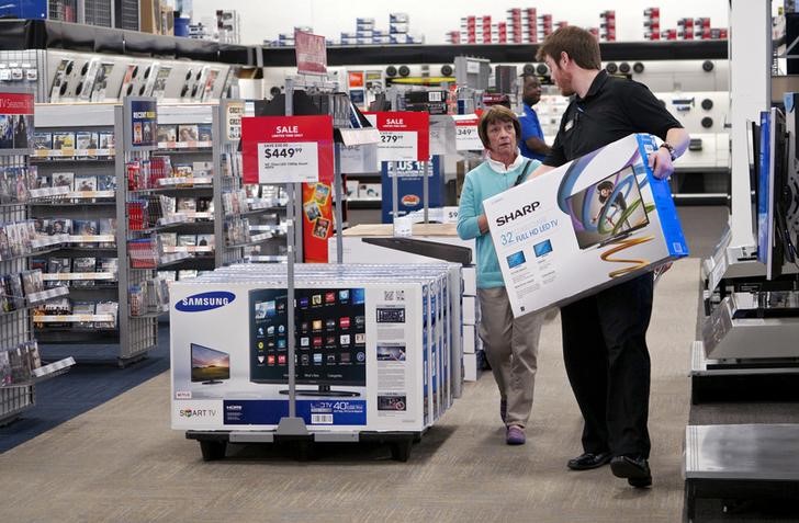 © Reuters. An employee helps a customer with a television at a Best Buy store in Denver