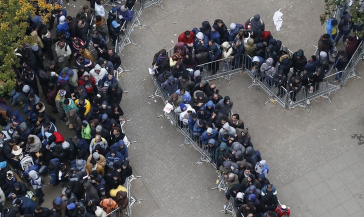 © Reuters. Imigrantes em fila de assistência e registro em Berlim