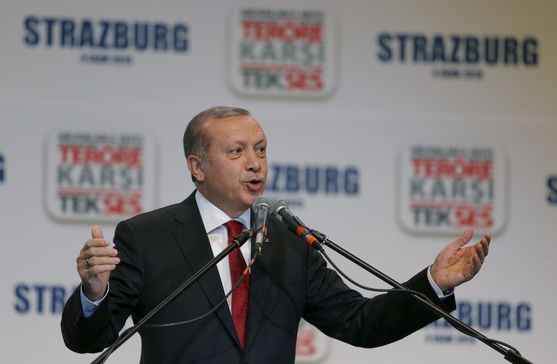 © Reuters. حظر قنوات تلفزيونية في تركيا قريبة من خصم إردوغان قبيل الانتخابات