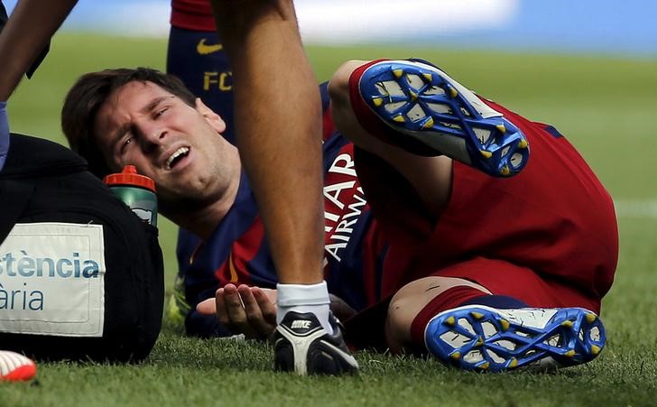 © Reuters. Il calciatore del Barcellona Lionel Messi infortunato durante una partita.