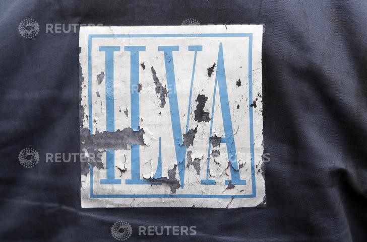 © Reuters. Logo Ilva sulla divisa di un operaio.