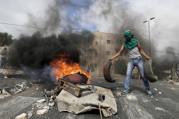 © Reuters. إسرائيل: تسجيلات فيديو على فيسبوك وتويتر تشجع الفلسطينيين على الهجمات