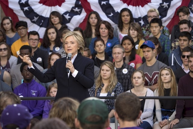 © Reuters. U.S. Democratic presidential candidate Hillary Clinton speaks during a community forum campaign event at Cornell College in Mt Vernon, Iowa