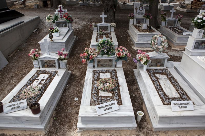 © Reuters. The graves of a Syrian Christian Orthodox family who drowned at sea during an attempt to cross a part of the Aegean Sea from the Turkish coast, are seen at the Saint Panteleimon cemetery on Lesbos