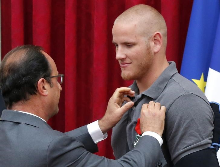 © Reuters. Presidente francês, François Hollande, homenageia Spencer Stone em Paris