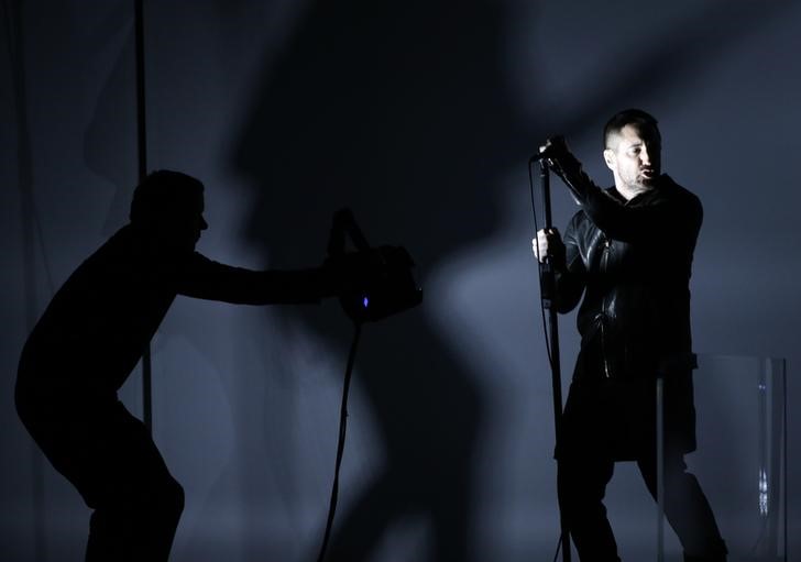 © Reuters. Trent Reznor, do Nine Inch Nails, durante show no Grammy em Los Angeles