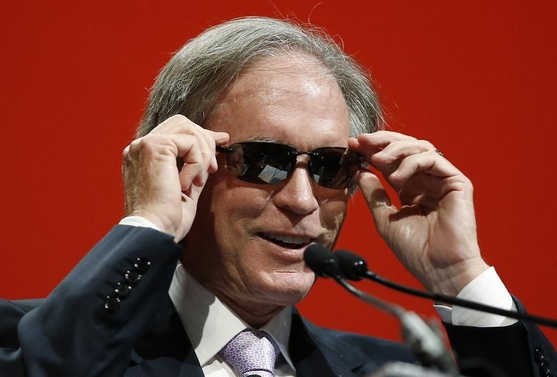 © Reuters. Bill Gross, co-founder and co-chief investment officer of Pacific Investment Management Company (PIMCO), adjusts his sunglasses as he arrives to speak at the Morningstar Investment Conference in Chicago