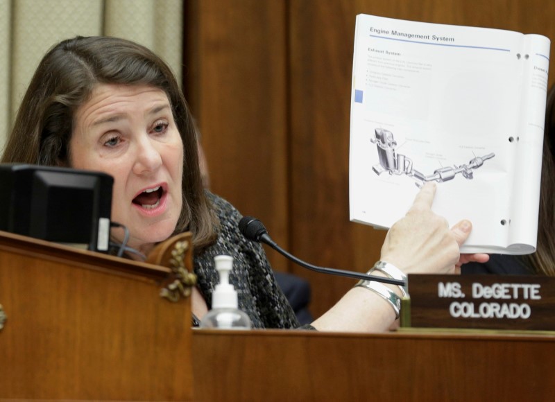 © Reuters. U.S. Rep. Degette questions Volkswagen North America CEO Horn during House Energy and Commerce Committee on Capitol Hill in Washington