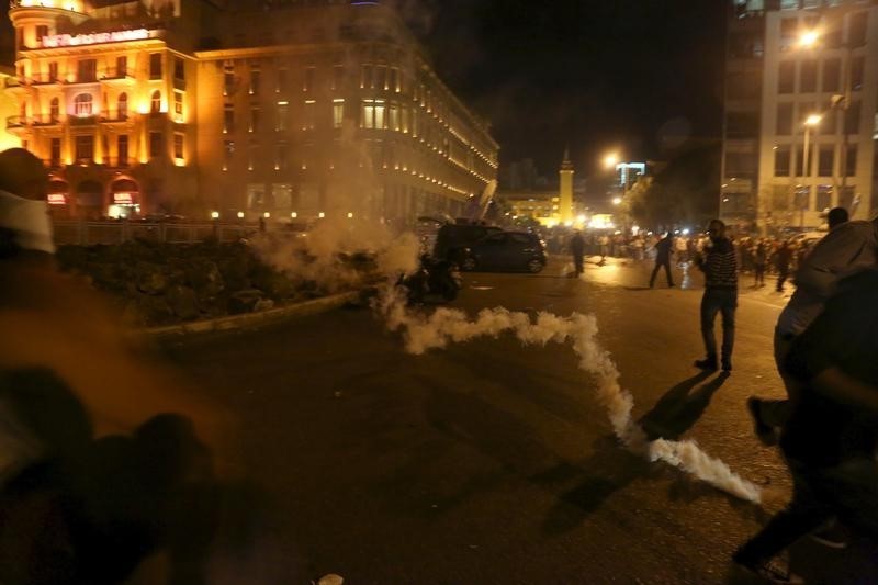 © Reuters. احتجاجات في بيروت تتحول إلى العنف وتأجيل الحوار السياسي