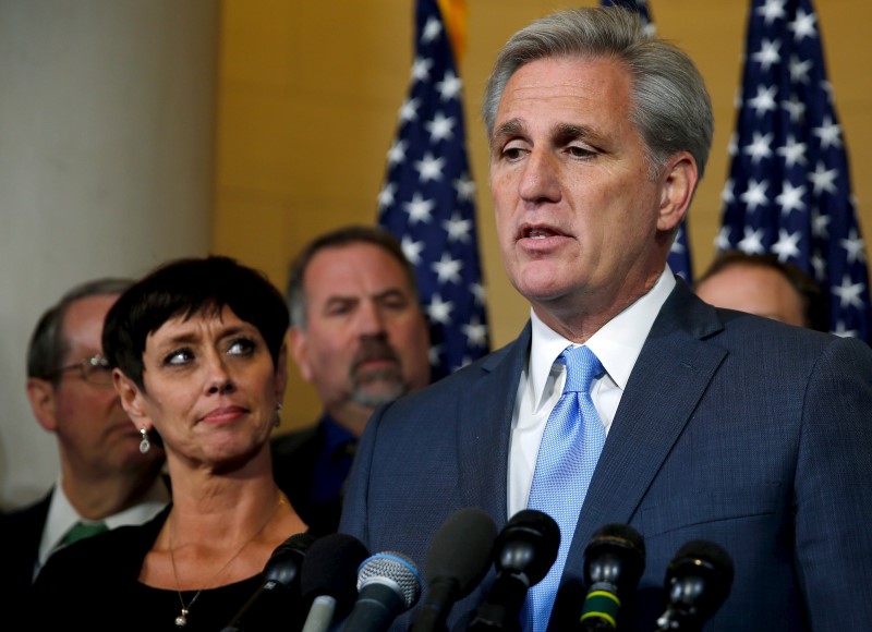 © Reuters. McCarthy explains his decision to pull out of a Republican caucus secret ballot vote to determine the nominee to replace retiring House Speaker John Boehner, on Capitol Hill in Washington