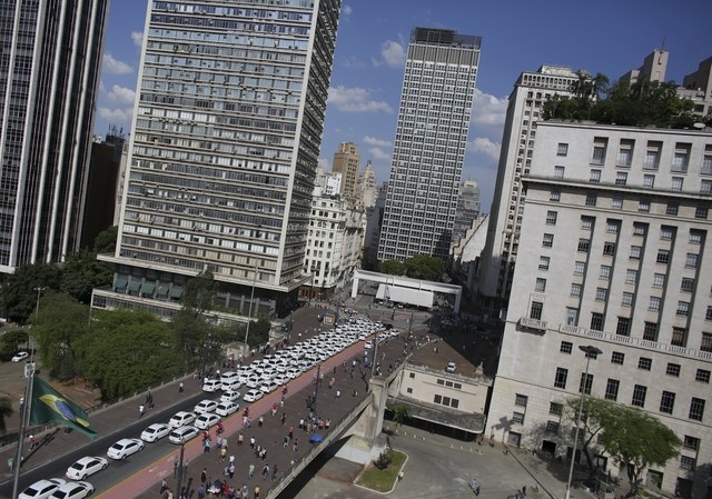 © Reuters. Taxis are seen parked on the street during a protest against online car-sharing service Uber, in front of the city hall of Sao Paulo