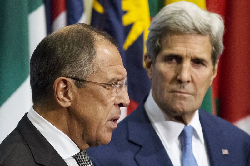 © Reuters. Chanceler russo Sergey Lavrov e secretário dos EUA John Kerry em Nova York