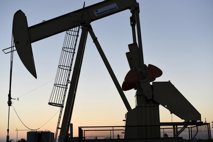 © Reuters. النفط يقفز الي أعلى مستوياته في ثلاثة أشهر بدعم من توقعات متفائلة