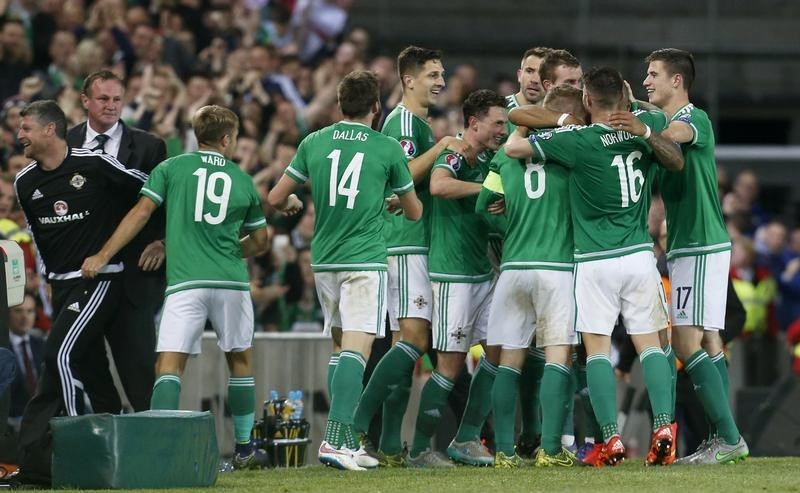 © Reuters. أيرلندا الشمالية تهزم اليونان وتتأهل لنهائيات بطولة اوروبا 2016