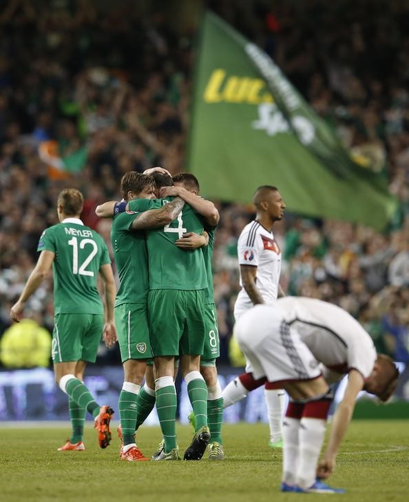 © Reuters. Jogadores da Irlanda comemoram vitória sobre Alemanha nas eliminatórias da Euro 2016