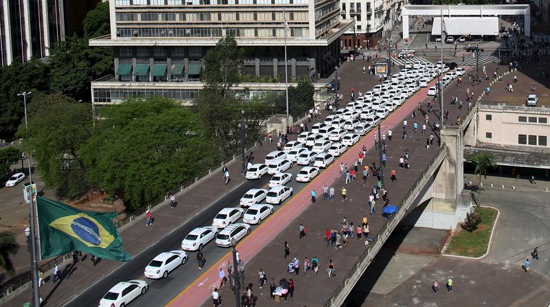© Reuters. Taxistas promovem manifestação em frente da prefeitura de São Paulo contra serviço do Uber