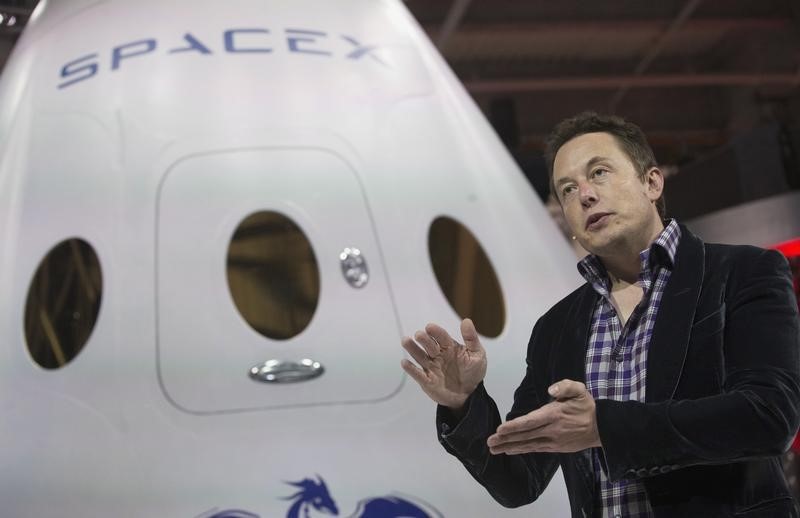 © Reuters. SpaceX CEO Musk speaks after unveiling the Dragon V2 spacecraft in Hawthorne