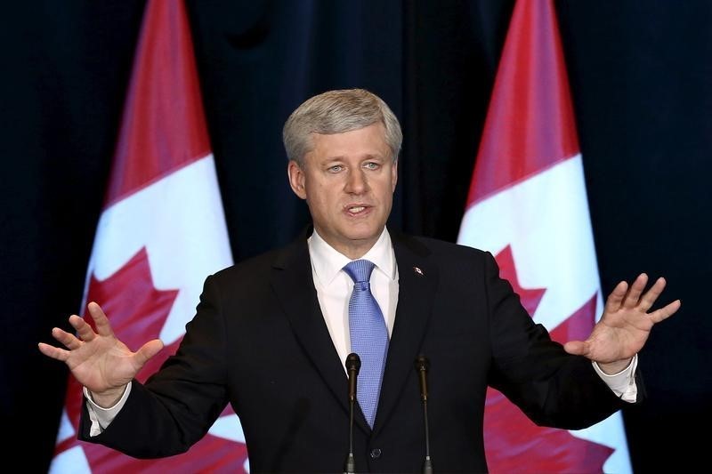 © Reuters. Canada's PM Harper speaks during a news conference on the TPP trade agreement in Ottawa