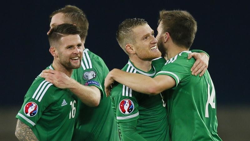 © Reuters. Jogadores da Irlanda do Norte comemoram vitória sobre a Grécia 