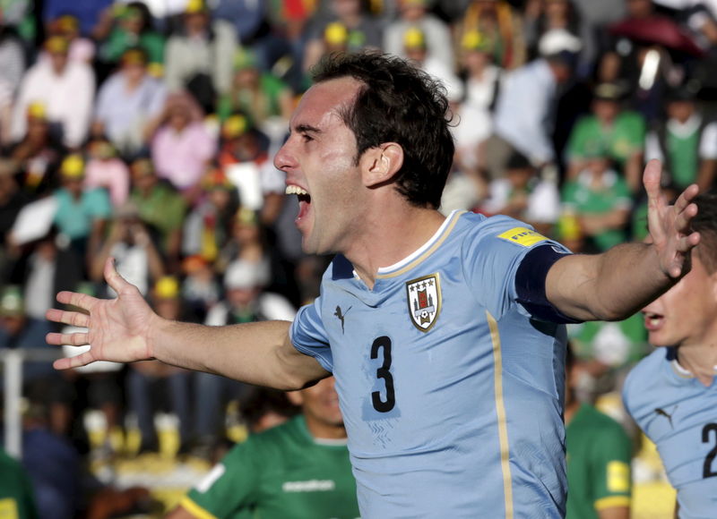 © Reuters. Zagueiro Diego Godín, do Uruguai, comemora gol marcado contra a Bolívia em La Paz pelas eliminatórias para a Copa do Mundo de 2018 