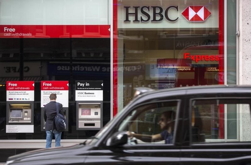 © Reuters. A taxi drives past a branch of the HSBC bank in central London