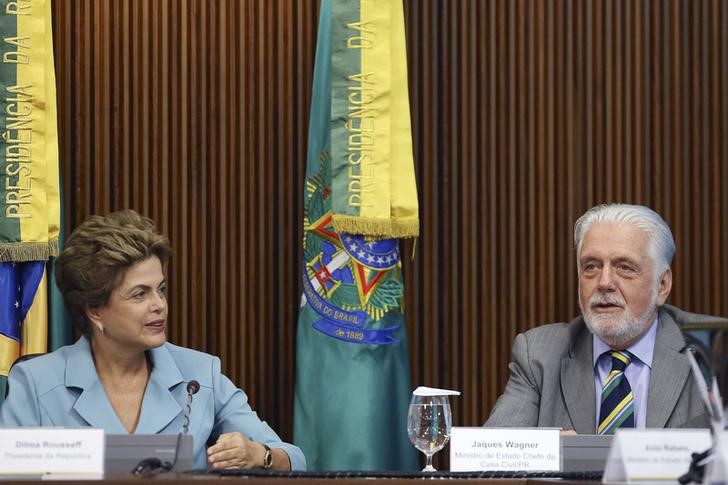 © Reuters. Presidente Dilma Rousseff (E) e ministro da Casa Civil Jaques Wagner (D) durante reunião ministerial no Palácio do Planalto, em Brasília