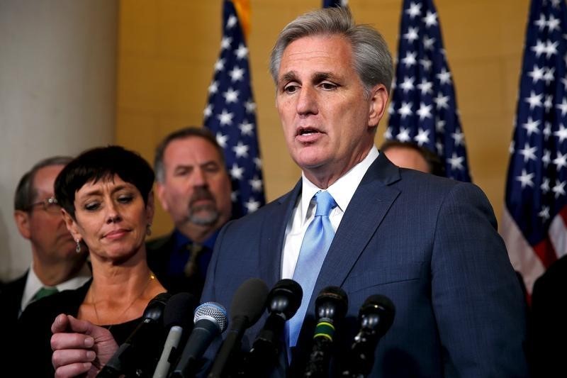 © Reuters. McCarthy explains his decision to pull out of a Republican caucus secret ballot vote to determine the nominee to replace retiring House Speaker John Boehner (R-OH), on Capitol Hill in Washington