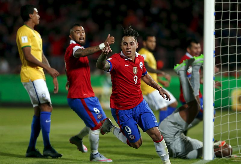 © Reuters. Vargas comemora gol do Chile contra o Brasil em Santiago