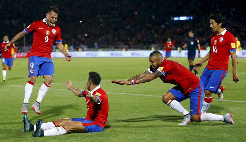 © Reuters. تشيلي تهزم البرازيل 2-صفر في مستهل مشوارها بتصفيات كأس العالم