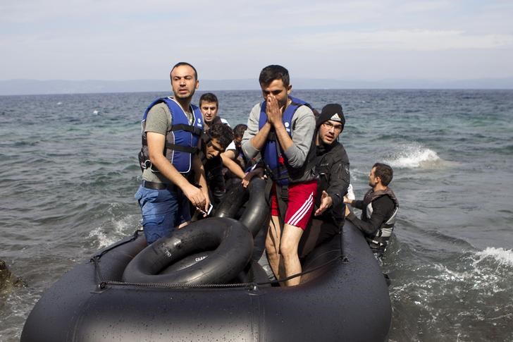 © Reuters. وفاة رضيع بعد غرق زورق مهاجرين قبالة جزيرة يونانية
