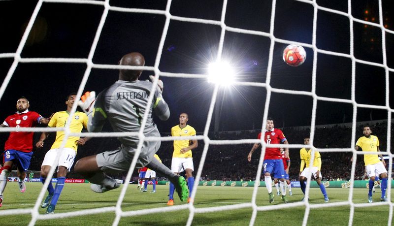 © Reuters. Chile derrota 2-0 a un pálido Brasil sin Neymar 