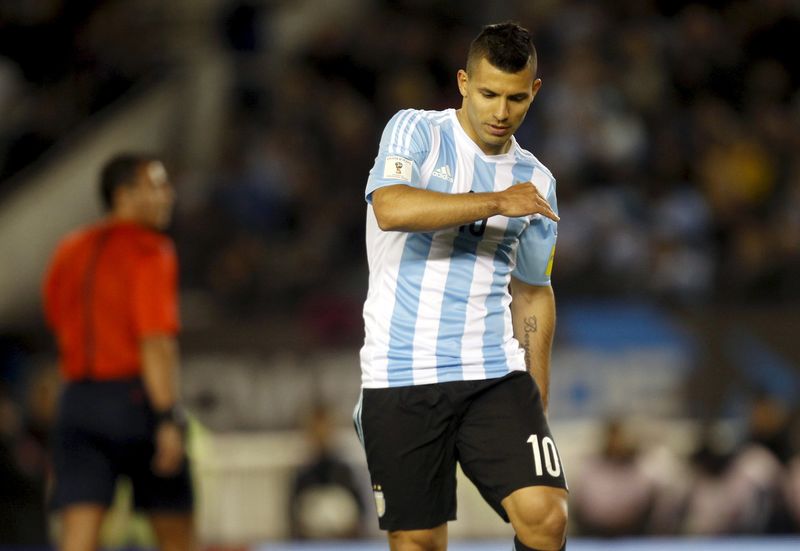© Reuters. أجويرو يغيب عن لقاء الأرجنتين وباراجواي بتصفيات كأس العالم للإصابة