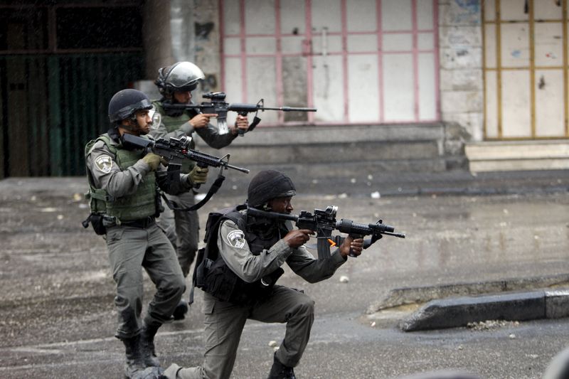 © Reuters. طعن أربعة عرب في جنوب إسرائيل واعتقال يهودي مشتبه به
