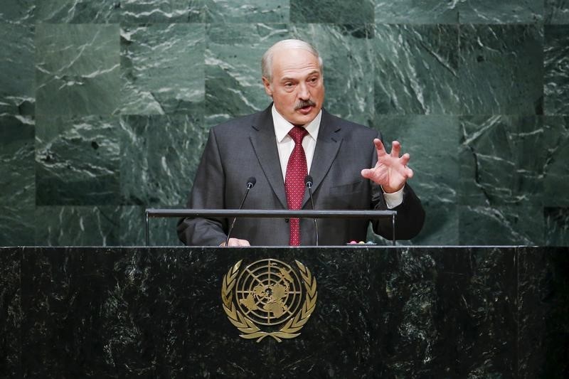 © Reuters. Belarus' President Lukashenko addresses the 70th session of the United Nations General Assembly at the U.N. headquarters in New York