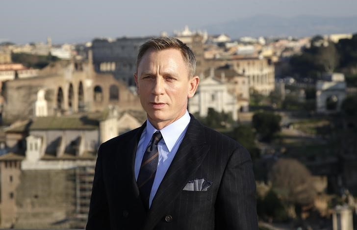 © Reuters. Daniel Craig dice preferir cortarse las muñecas a interpretar a James Bond otra vez