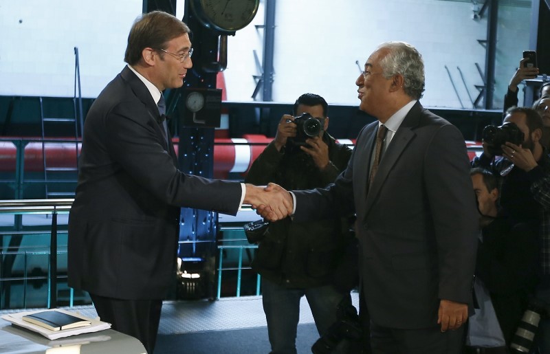 © Reuters. Primeiro-ministro de Portugal, Pedro Passos Coelho (D), cumprimenta líder socialista António Costa antes de debate entre ambos em Lisboa