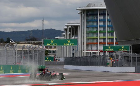 © Reuters. Derrame de diésel acorta primera práctica del Gran Premio de Rusia