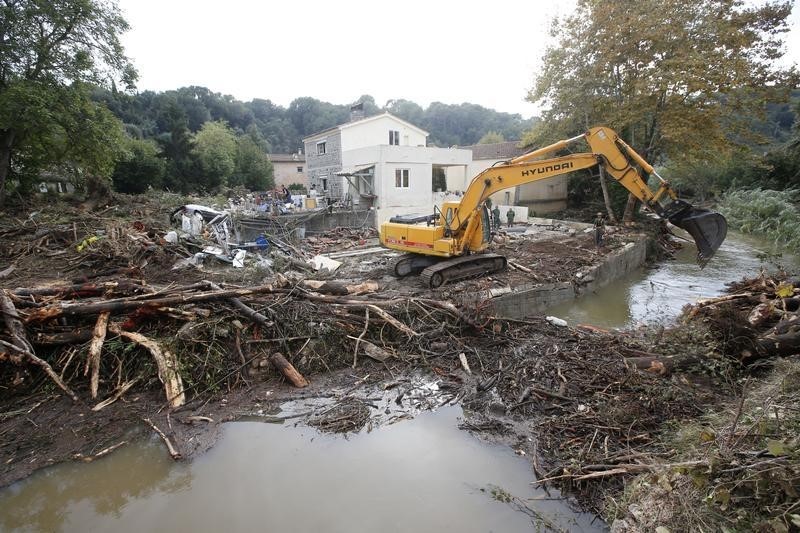 © Reuters. LE COÛT DES INONDATIONS ÉVALUÉ ENTRE 550 ET 650 MILLIONS D'EUROS